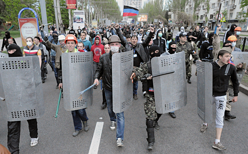 Пророссийские активисты на улицах Донецка после нападения на участников митинга “За Единую Украину”, 28 апреля 2014 года / Mehdi Chebil / Polaris / East News
