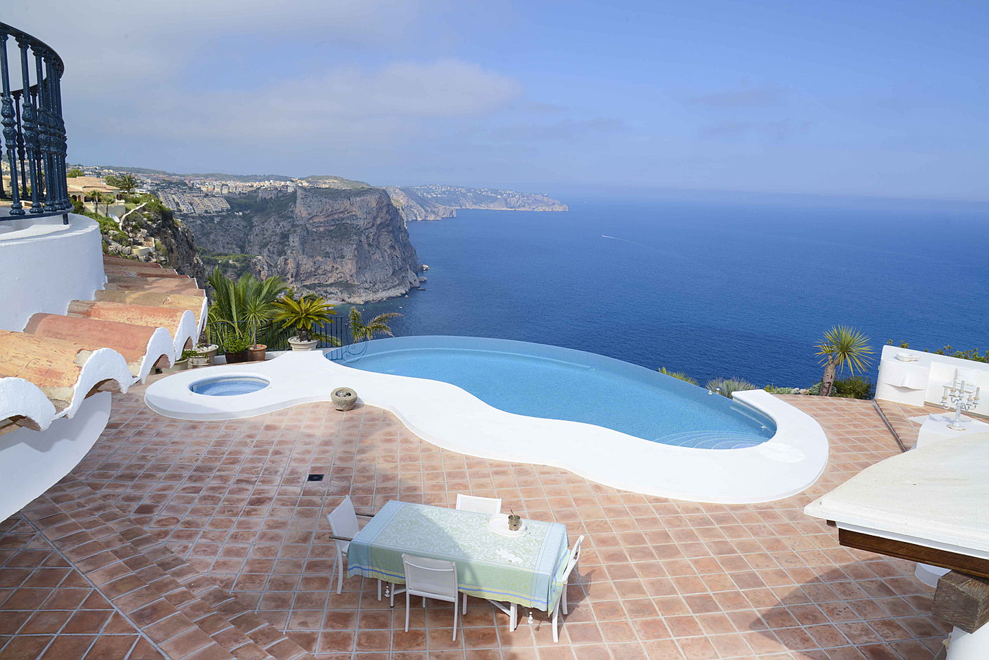  Moraira, Costa Blanca
- This unique villa, the cliff, is situated on the very edge of the coast line with absolutely stunning views. The elegant and luminous luxury villa welcomes us with the mediterranean light flooding in, and from the very entrance you understand that this house is something really special