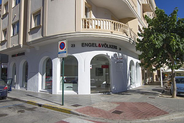  Calpe, Costa Blanca
- Engel & Voelkers Moraira Offices