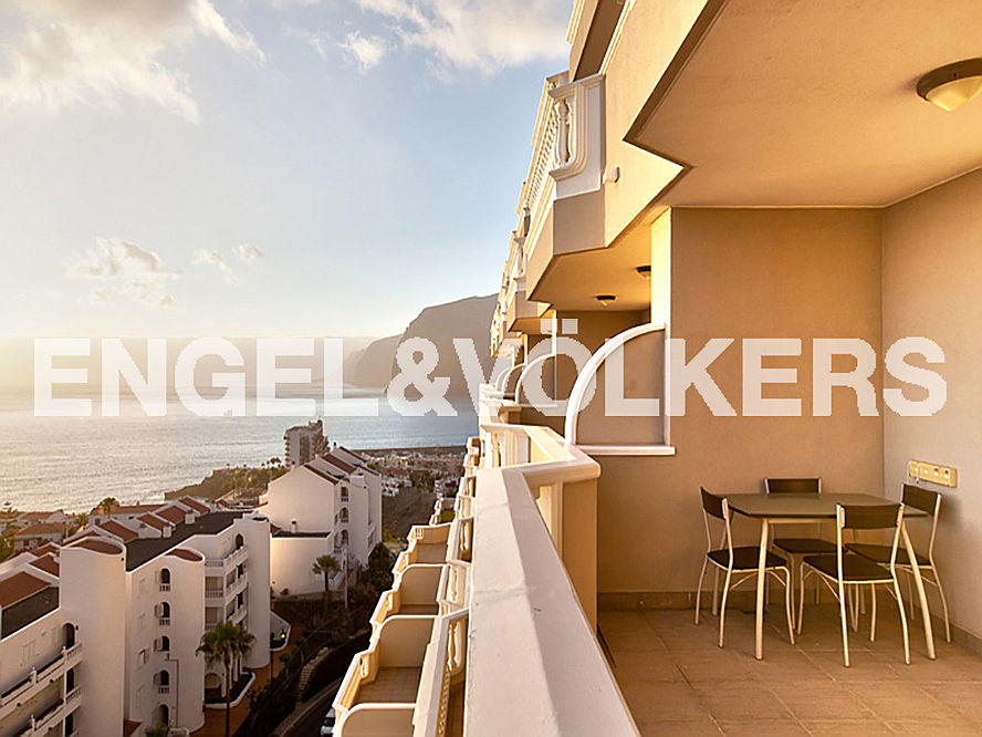  Costa Adeje
- Estos apartamentos de alta calidad están situados en un complejo residencial de lujo en Los Gigantes, en el suroeste de Tenerife. La comunidad no sólo impresiona por su excelente calidad de construcción, sino también por su fantástica localización, muy céntrico y al lado de los populares acantilados de Los Gigantes.